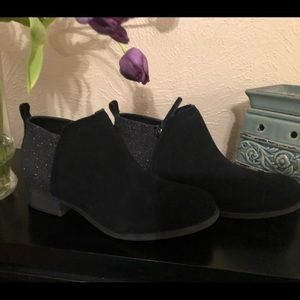 Toms black booties too big for me!